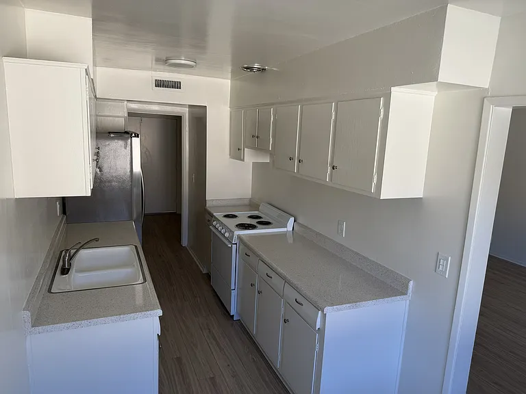 4310 Ventura Cyn Ave — Photo 3