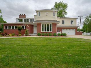 622 Sunningdale Dr, Grosse Pointe Woods, MI 48236