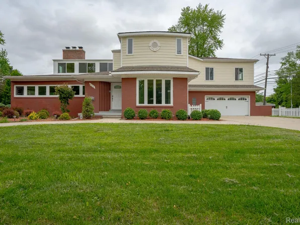 622 Sunningdale Dr, Grosse Pointe Woods, MI 48236