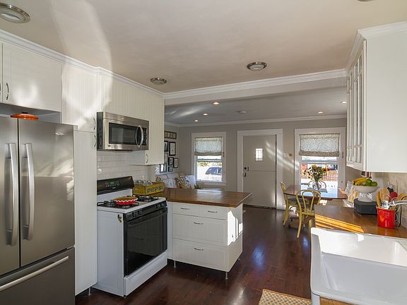 Kitchen with pullout drawers