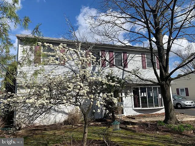 1111 Karen Ave photo 1