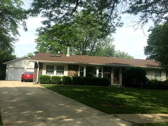 2nd image of 931 Royal Ct