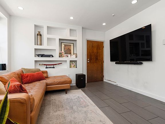 3rd image of 7 Cypress Rd APT 702