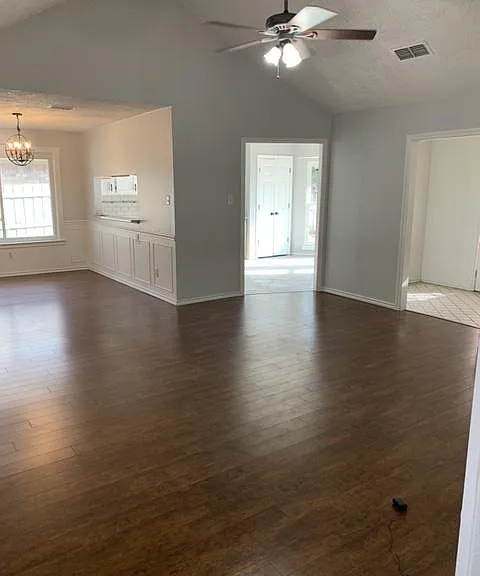 990 Camden Dr — Photo 4