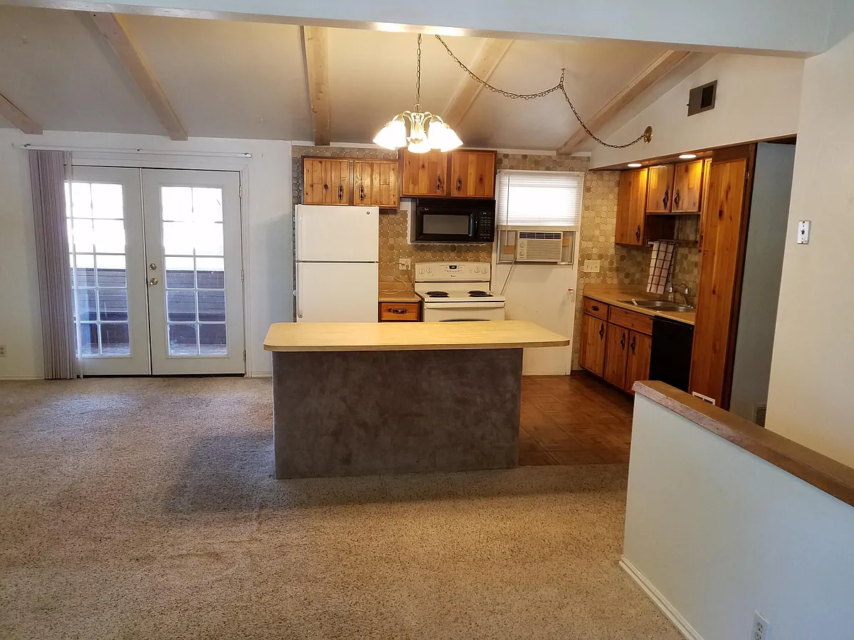 Open floor kitchen - 3449 Taft Way