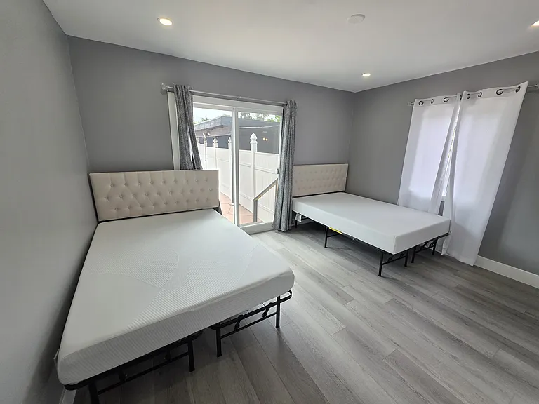 7523 Darby Ave — Photo 9