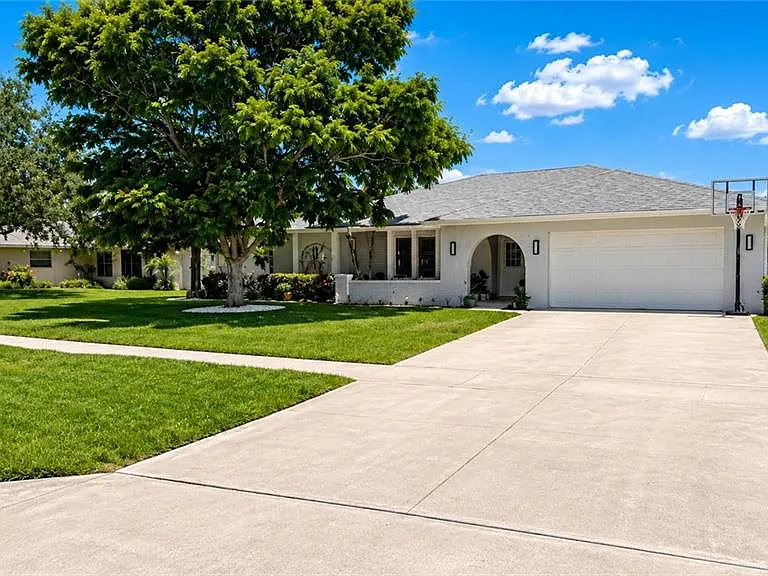 1089 Nottingham Dr — Photo 3