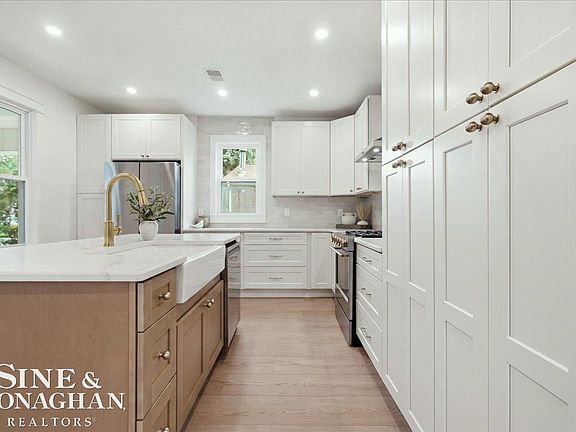 3rd image of 1015 Cass St
