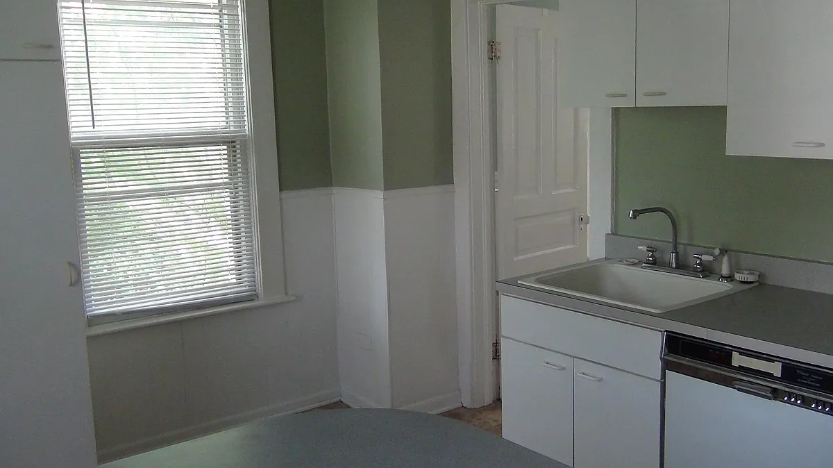 Kitchen area with dishwasher - 920 10th St NW #2