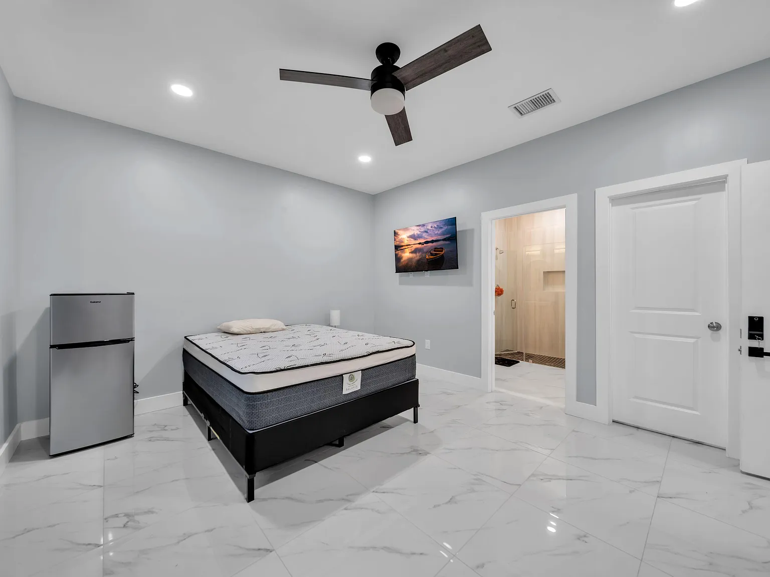 4 bed, 2.0 bath, 2100 sqft, $1,139 — Photo 2