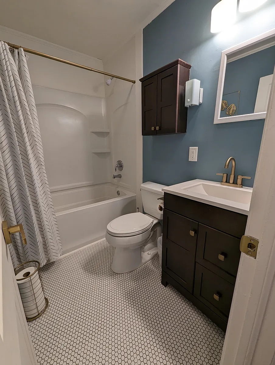 Full Bathroom - 1805 Bennett St
