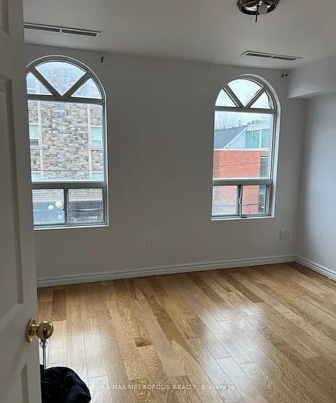 1431 & 1433 Gerrard St E — Photo 10
