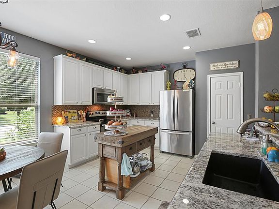 3rd image of 2825 Saint Johns Dr