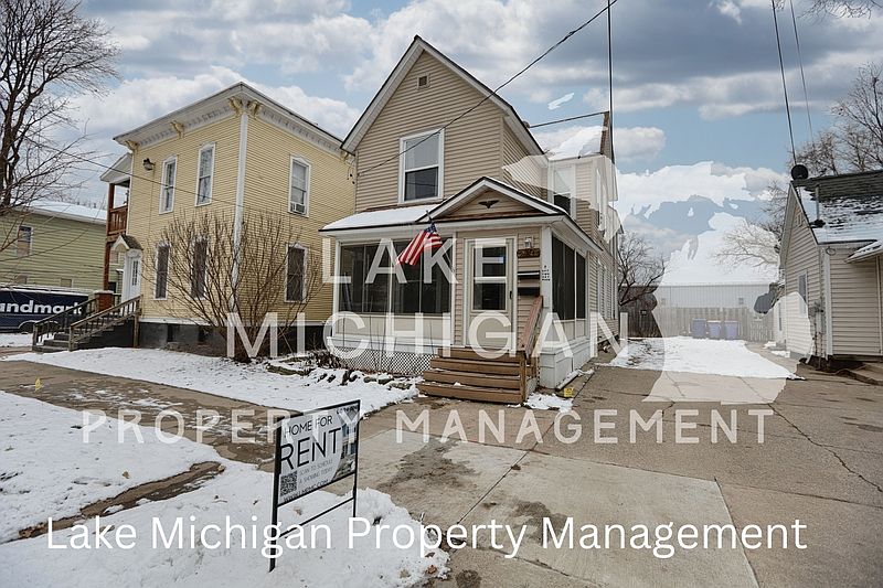 1st image of 944 Muskegon Ave NW #1