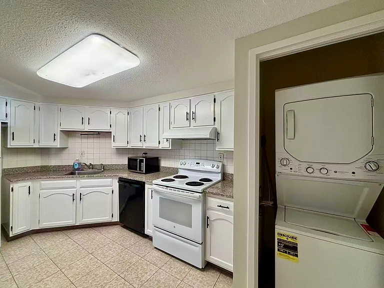 1434 Harmon Cove Tower — Photo 8