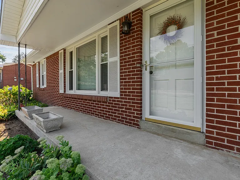 209 Oak Dr — Photo 3