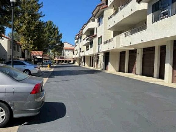 Exterior Neighborhood (street photo)