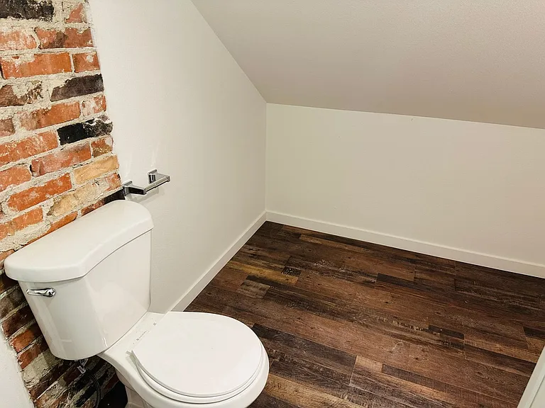 921 E 4th St #16 — Photo 8