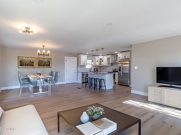3rd image of 412 Bantry Ln