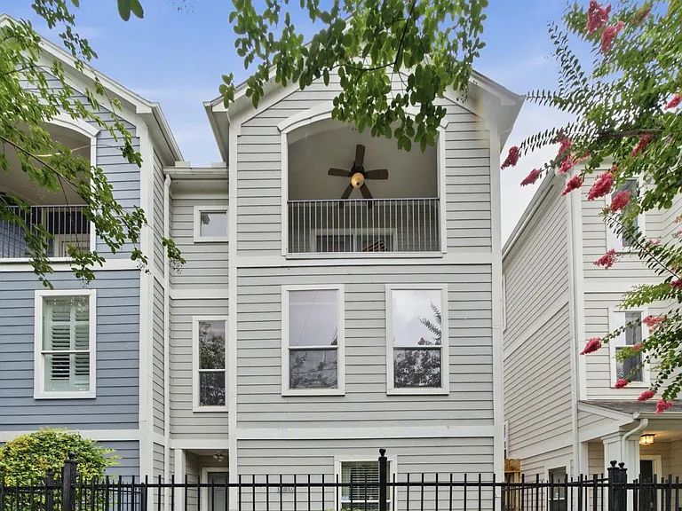 1716 Elgin St — Photo 1