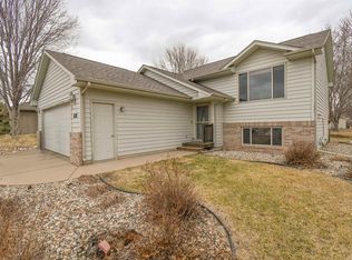 628 Hickory Ln, Harrisburg, SD 57032