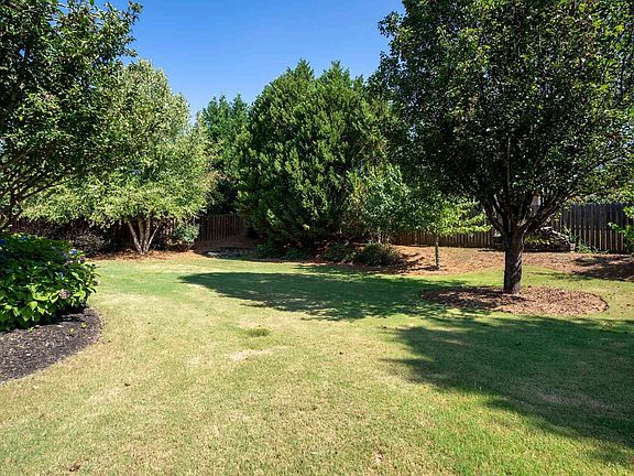 5th image of 213 Glen Crest Dr