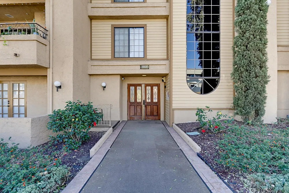 2 bed, 946 sqft, $2,700 — Photo 1