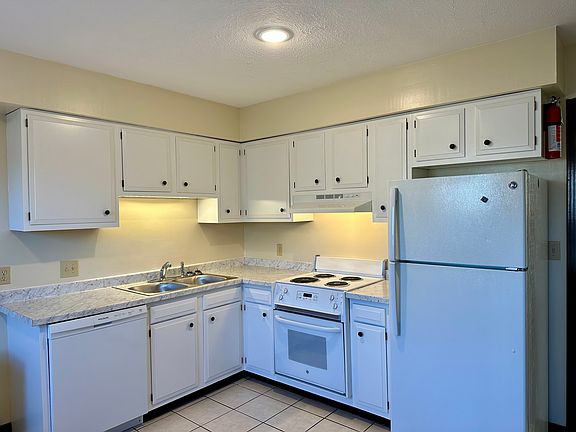 4th image of 110 Elleta St #7