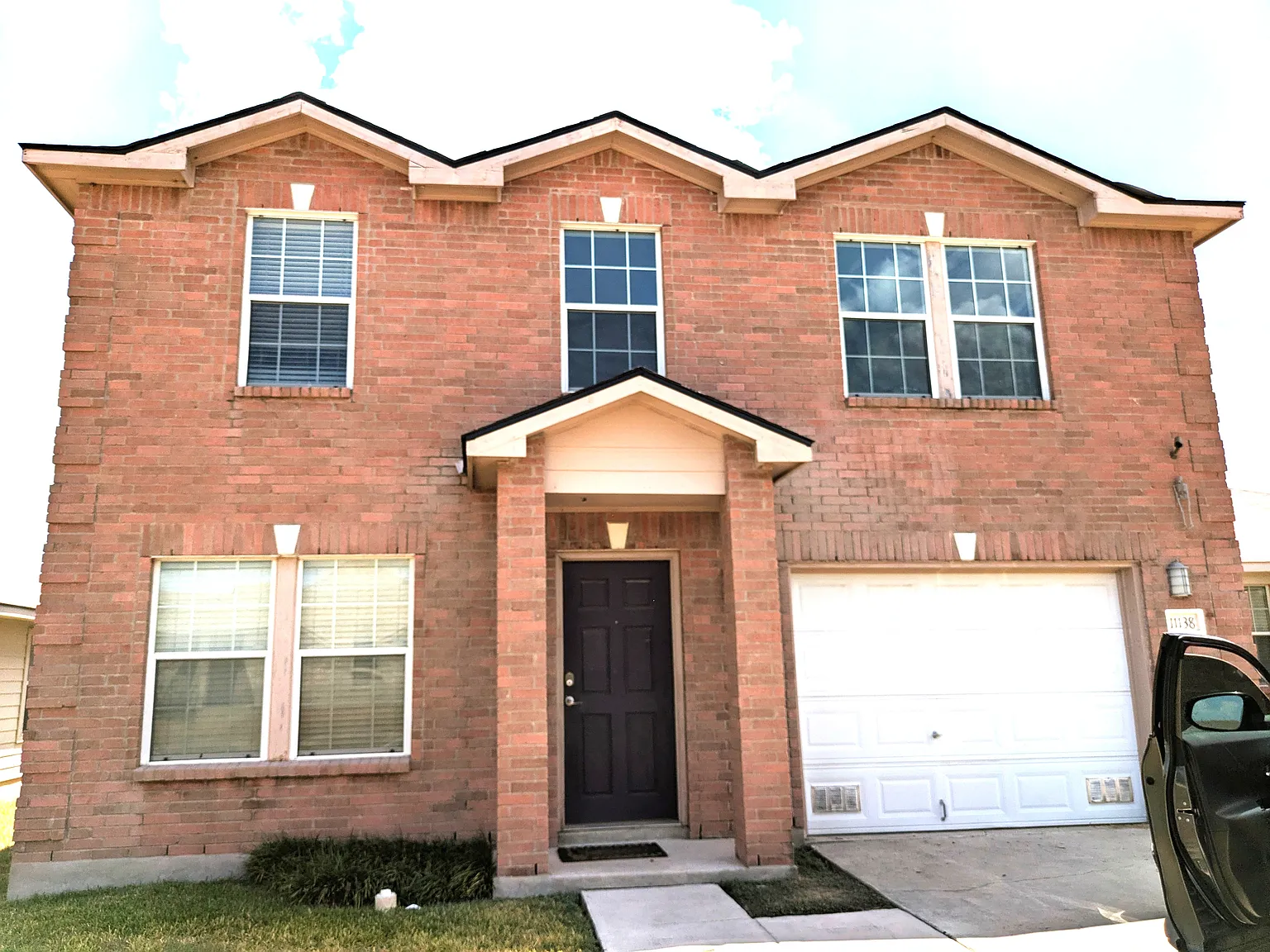 4 bed, 2.5 bath, 2165 sqft, $2,100 — Photo 2