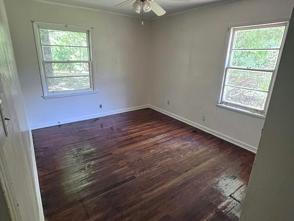 3rd image of 3006 Louise Dr N