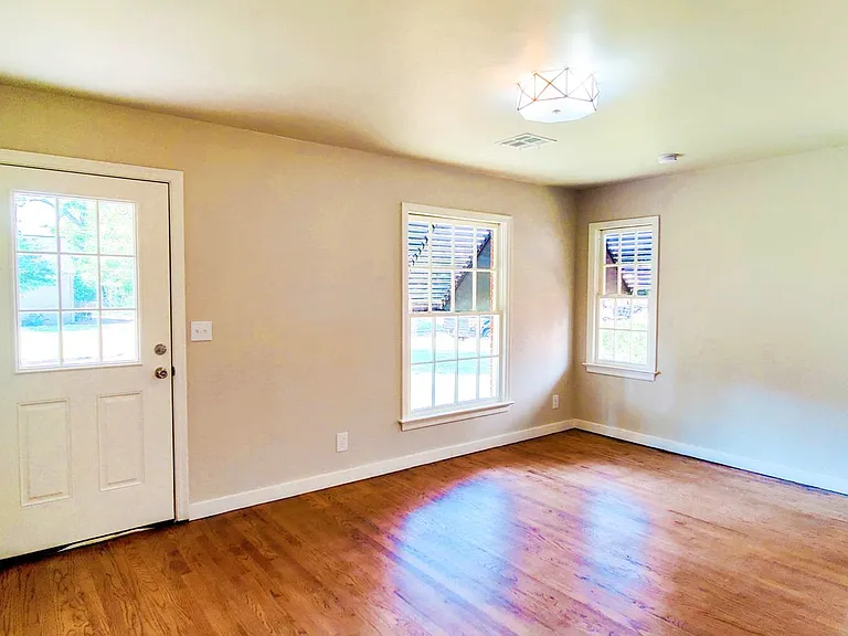 2423 NW 31st St — Photo 3