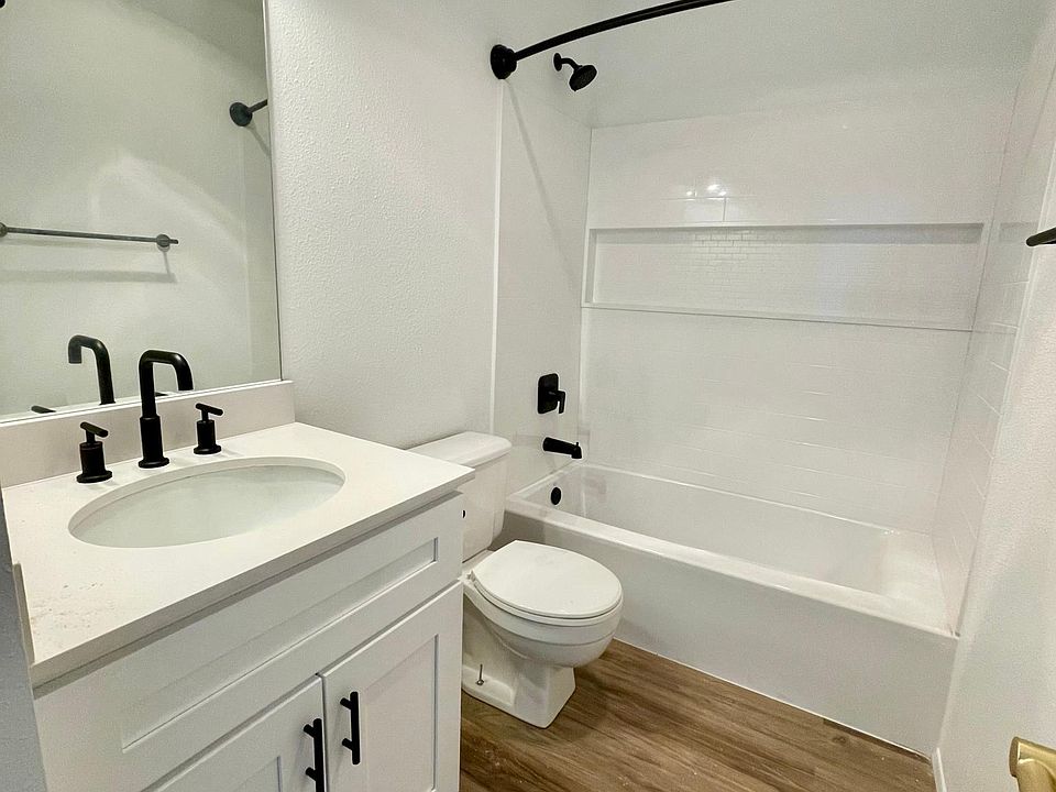 Fully updated guest bathroom with Vinyl plank system flooring