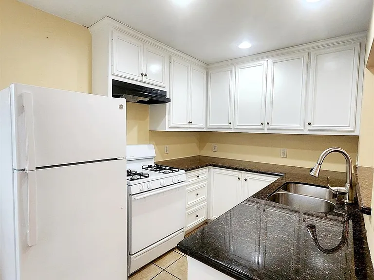 725 E 10th 1/2 St #B — Photo 3