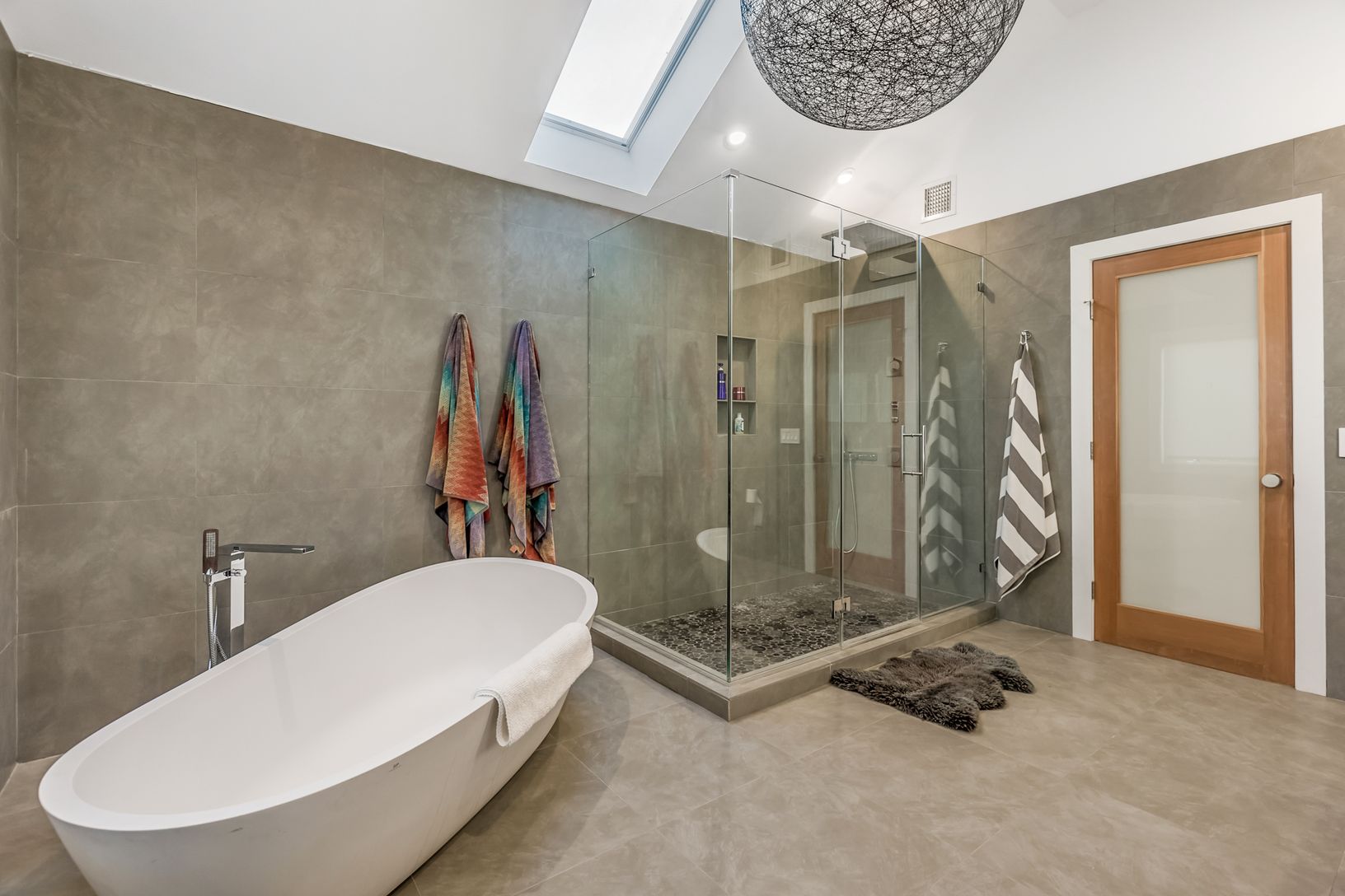  upper level private primary bath