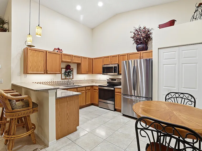 9363 Bridgeport Dr — Photo 10