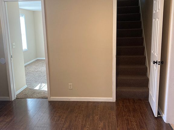5th image of 520 E 11th St