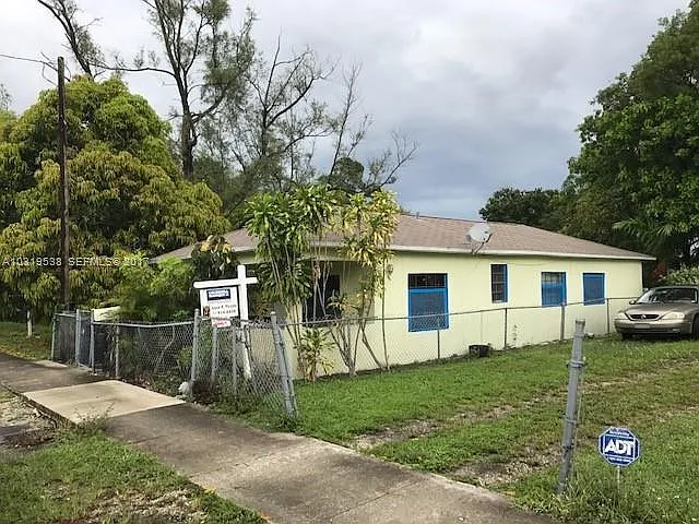 422 NW 7th Ter — Photo 4