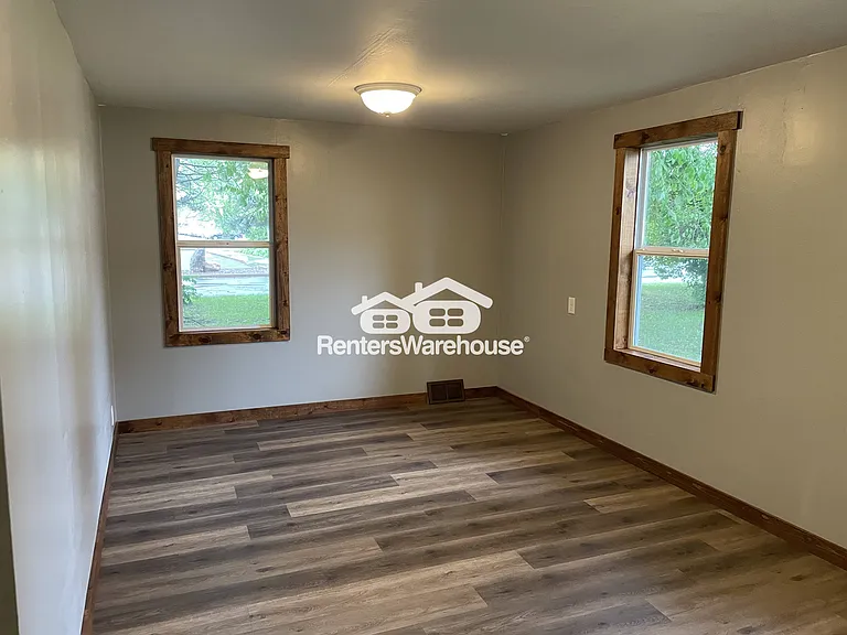 1496 E Division Ave — Photo 7