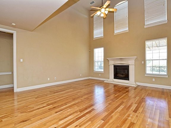 3rd image of 303 Hensley Dr