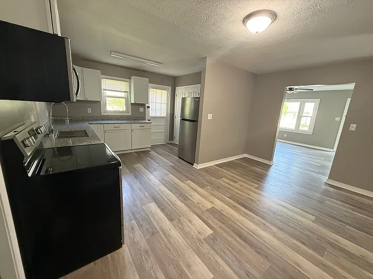 919 Kenton St — Photo 6
