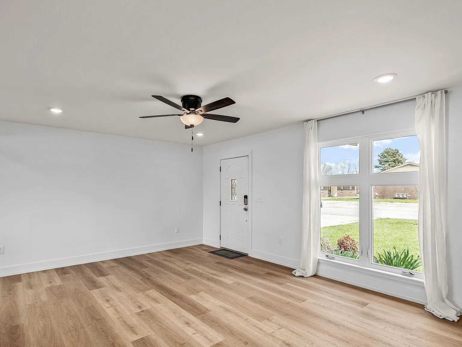 3 bed, 1201 sqft, $2,200 — Photo 2