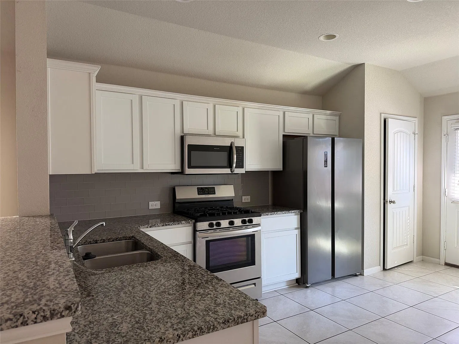 3 bed, 2.0 bath, 1368 sqft, $1,975 — Photo 4