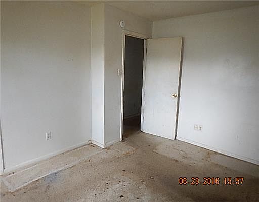 4th image of 209 E Angela Cir