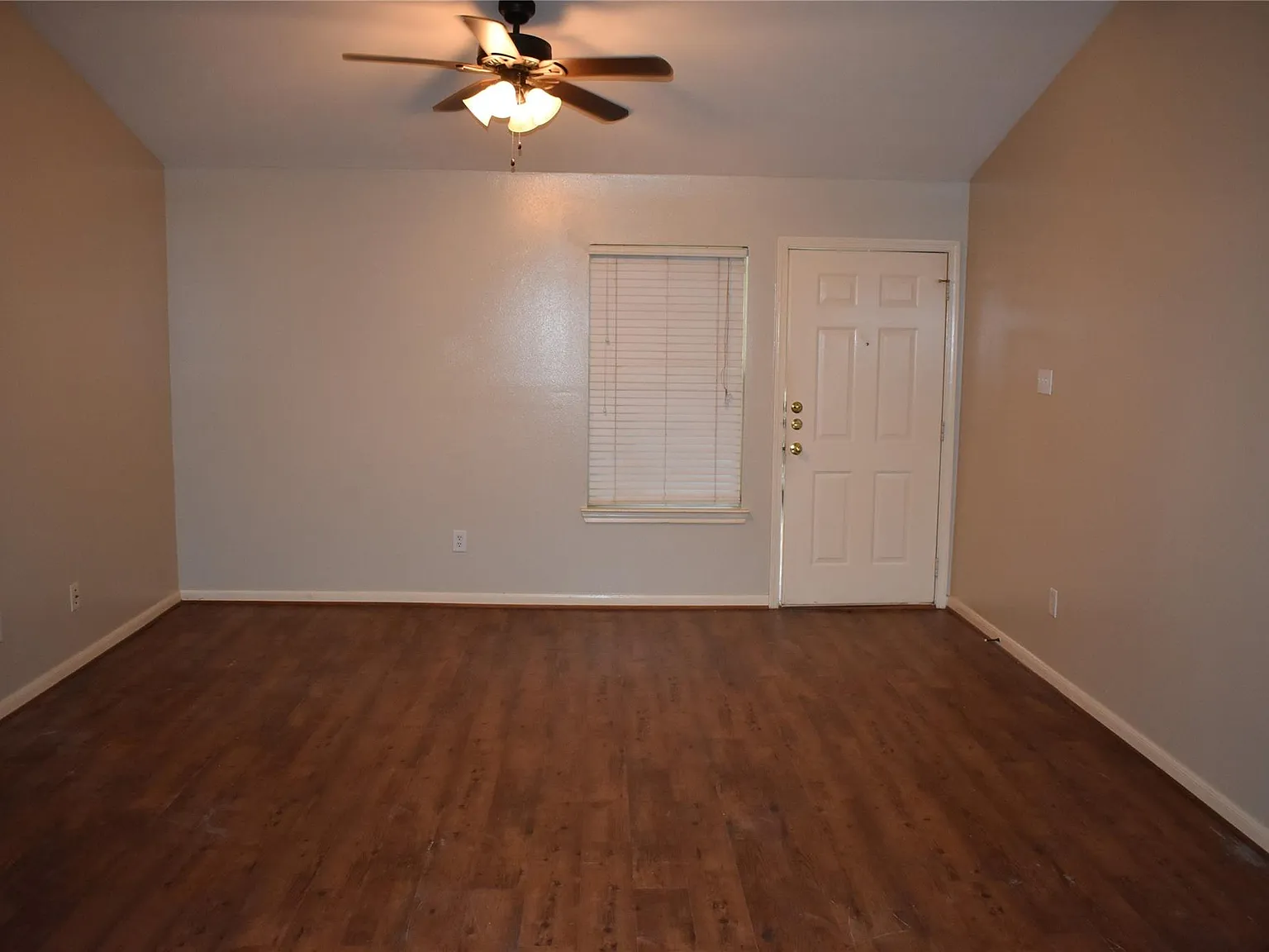 3 bed, 2.0 bath, 1209 sqft, $1,595 — Photo 2