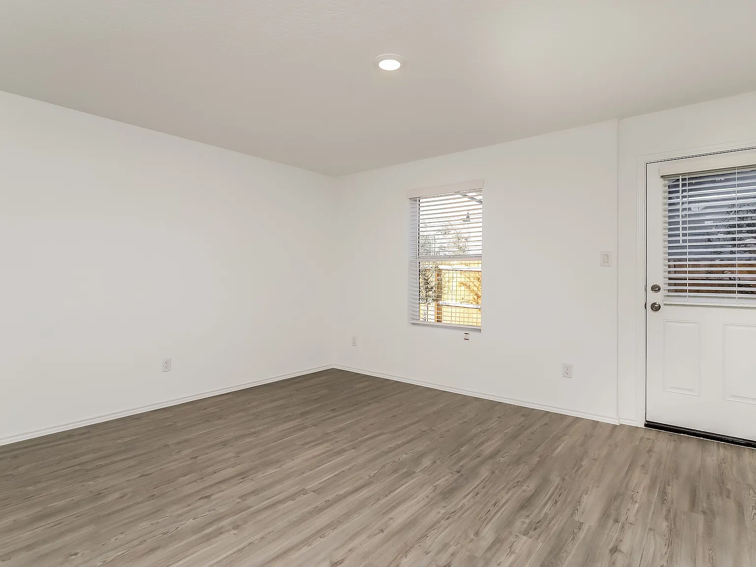 3 bed, 2.0 bath, 1360 sqft, $1,299 — Photo 4