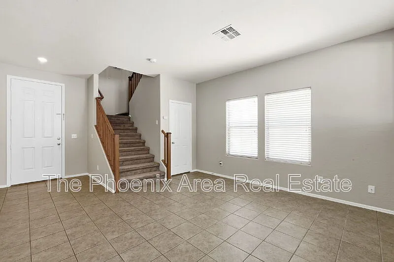 4 bed, 2.5 bath, 2348 sqft, $1,795 — Photo 3
