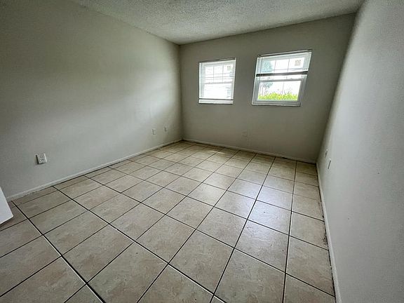 3rd image of 829 Sky Lake Cir APT B