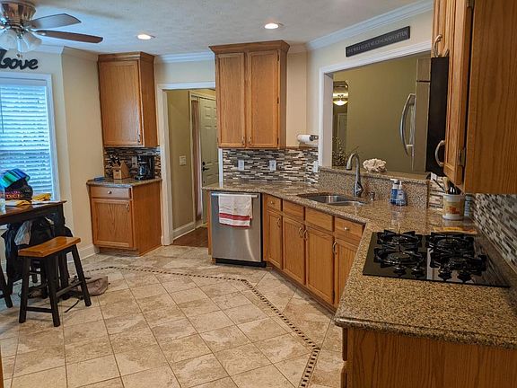 Kitchen with gas cooktop