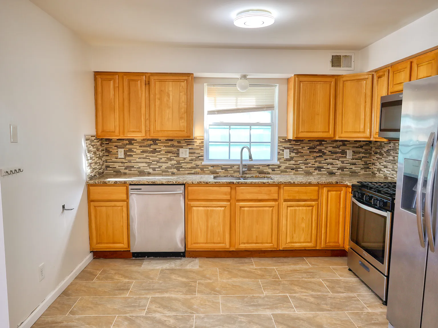 3 bed, 1200 sqft, $2,500 — Photo 4