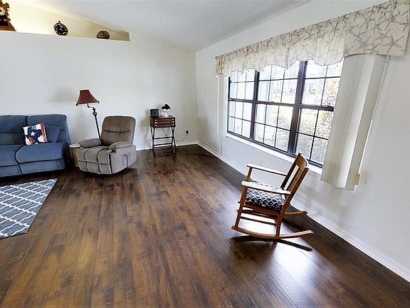4th image of 18 Claridge Ct N